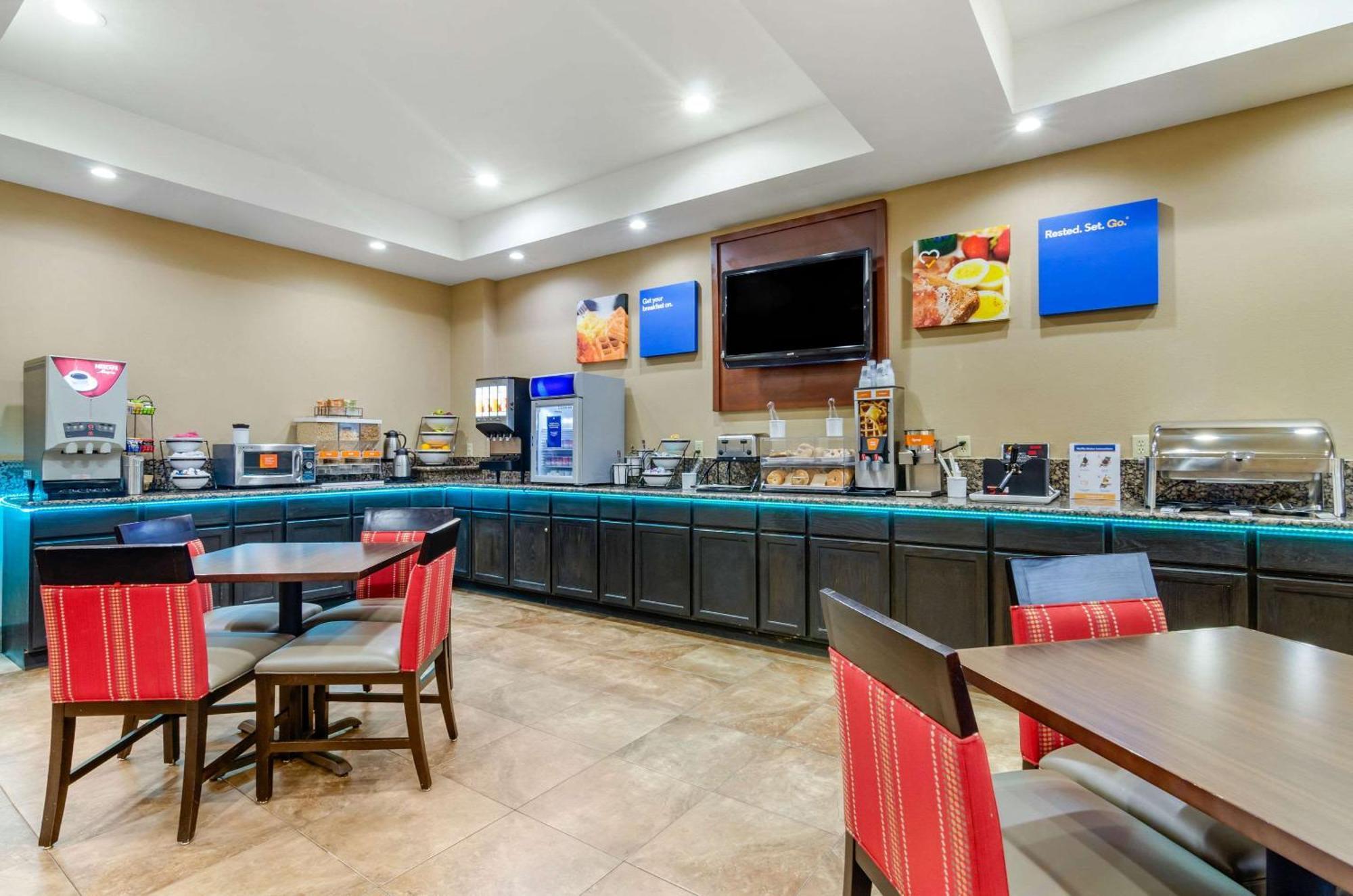 Comfort Inn & Suites Near Bethel College Newton Buitenkant foto