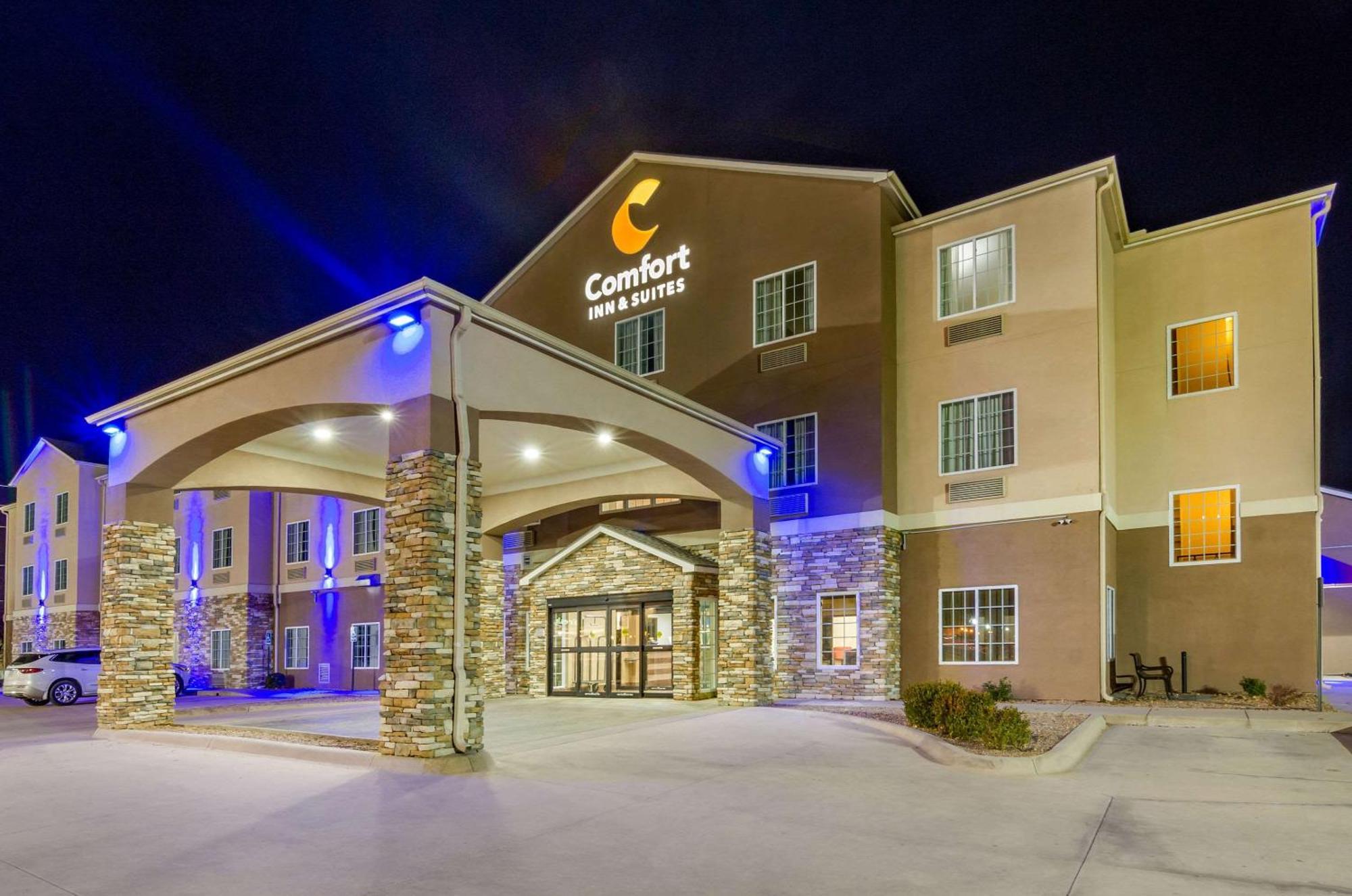 Comfort Inn & Suites Near Bethel College Newton Buitenkant foto