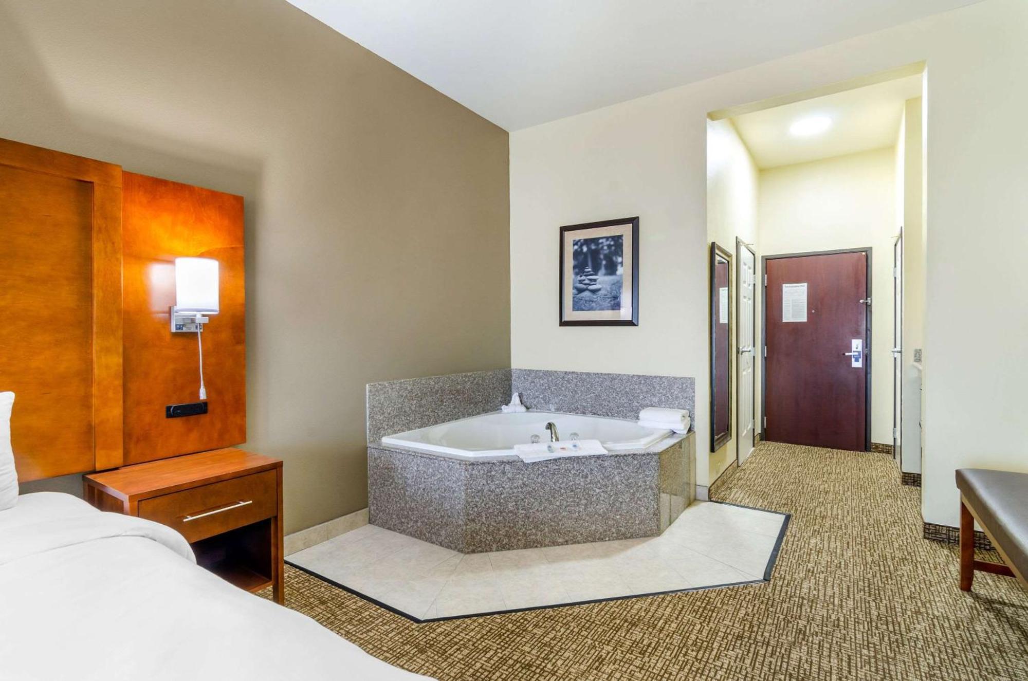 Comfort Inn & Suites Near Bethel College Newton Buitenkant foto