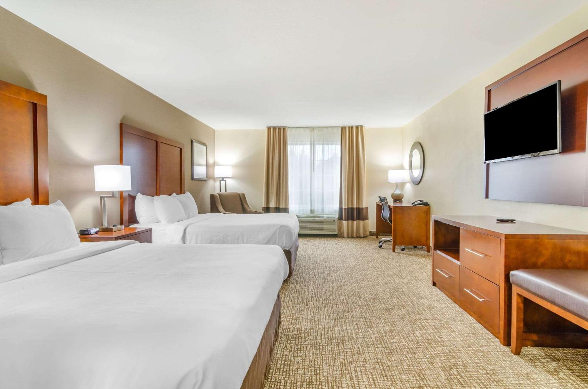 Comfort Inn & Suites Near Bethel College Newton Buitenkant foto