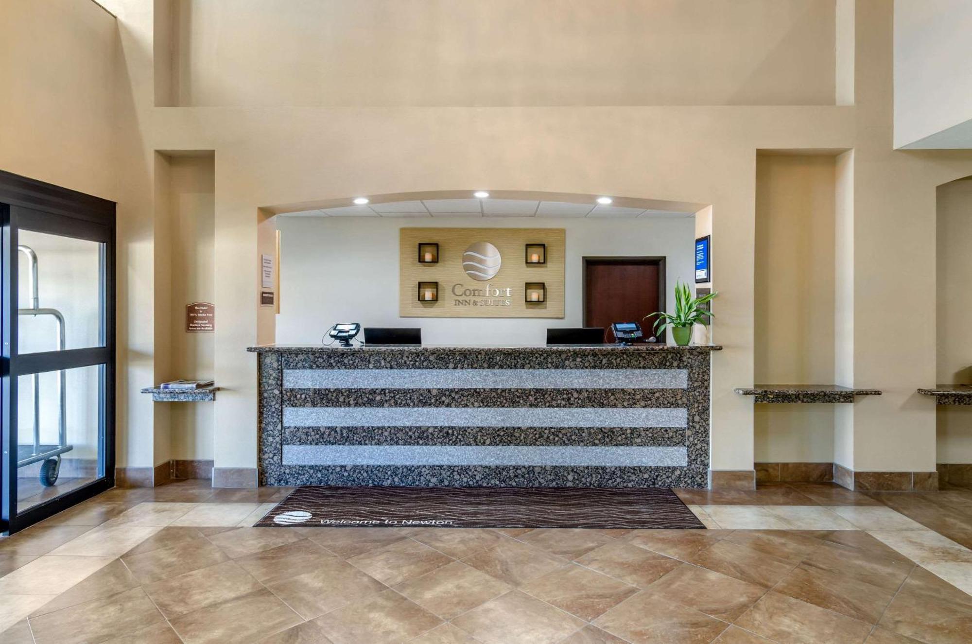 Comfort Inn & Suites Near Bethel College Newton Buitenkant foto