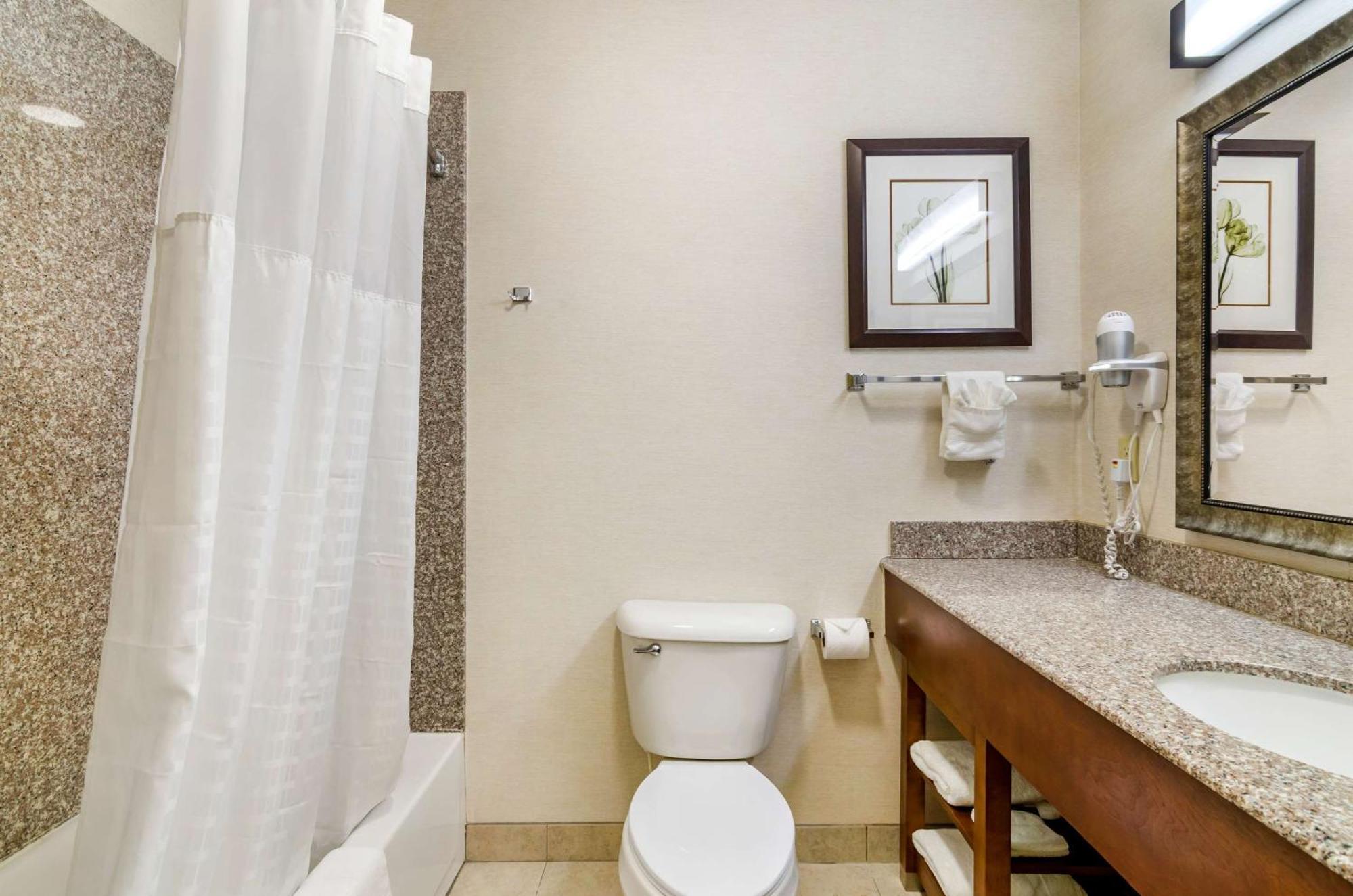 Comfort Inn & Suites Near Bethel College Newton Buitenkant foto